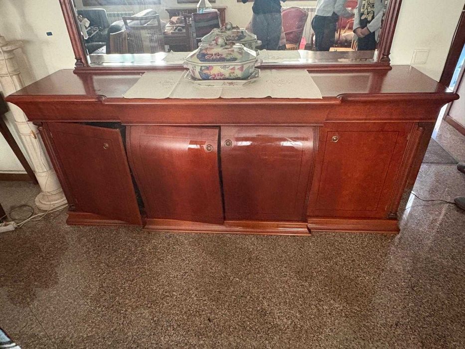 Aparador com espelho em cerejeira