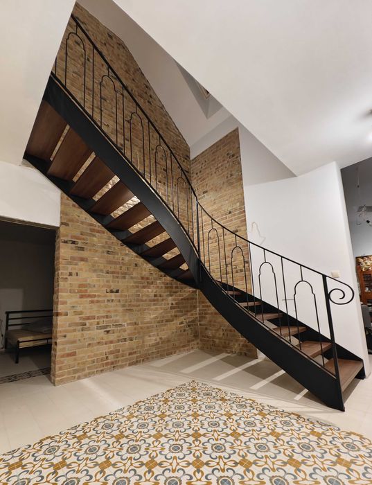 Schody wewnętrzne na konstrukcji metalowej - PRODUCENT