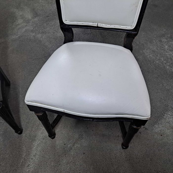 4 cadeiras brancas e pretas (preço do conjunto)