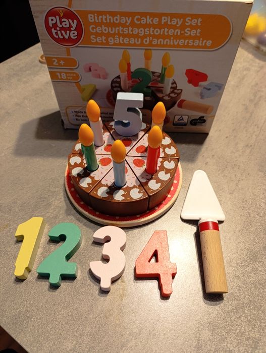 Kuchnia drewniana, akcesoria, ekspres, tort, koszyk , warzywa, owoce