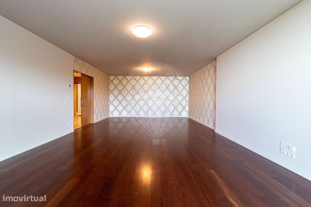 Apartamento T4 para arrendamento