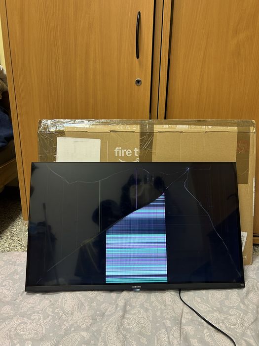 7 telewizorów Smart TV z uszkodzonymi ekranami