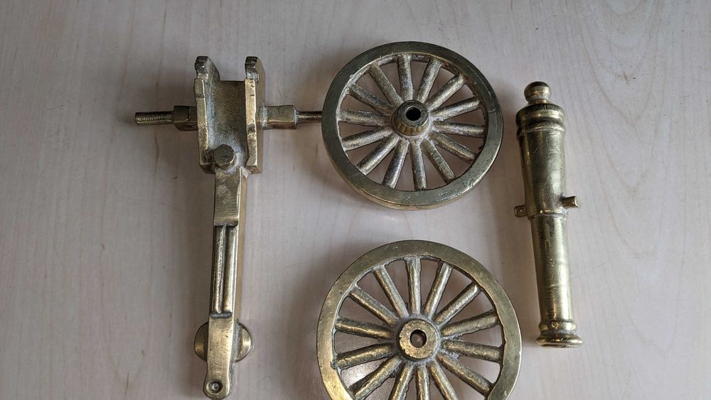 Replika armaty, mosiądz