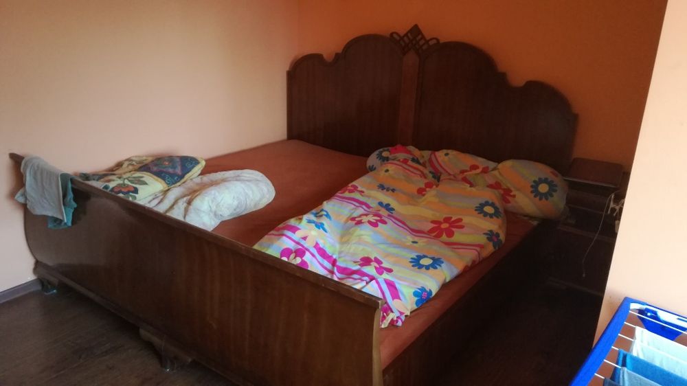 Zabytkowe łóżko dębowe inkrustowane sosną