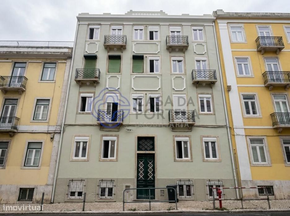 Apartamento T3 novo remodelado com logradouro de 15 m2 em prédio total
