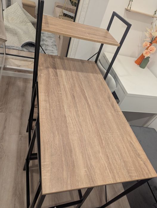 Móvel moderno completo com bancos.