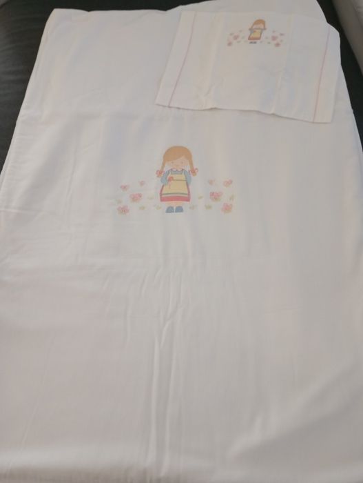 Colcha para berço bordada com boneca muito linda