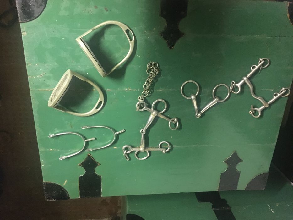 2 caixas de arreios, 1 arreio de Torres Novas e 2 arreios da ordem