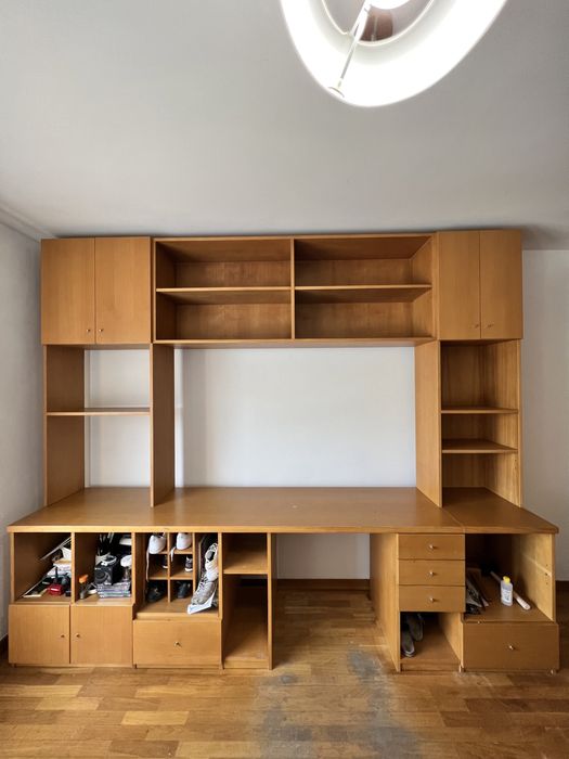 Armário de quarto/escritório com prateleiras, gavetas e secretária