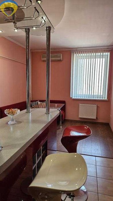 Продам простору 2-кімнатну квартиру на Черемушках, вул. Старицького