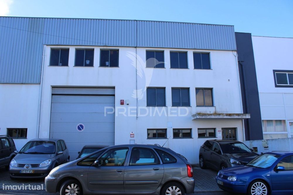 Armazém com Escritórios e Sala de Reuniões – 832 m² | Parchal