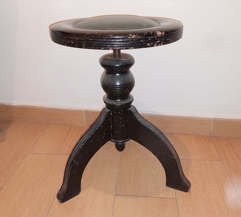 Banco preto com altura ajustável