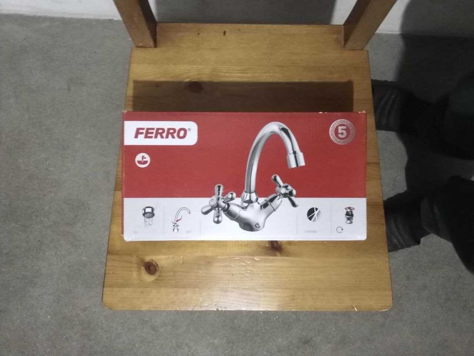 Bateria umywalkowa Ferro Retro stojąca chrom (XR2)