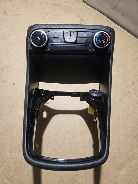 Obudowa osłona ramka tunel środkowy Panel klimatyzacji Ford Fiesta MK8