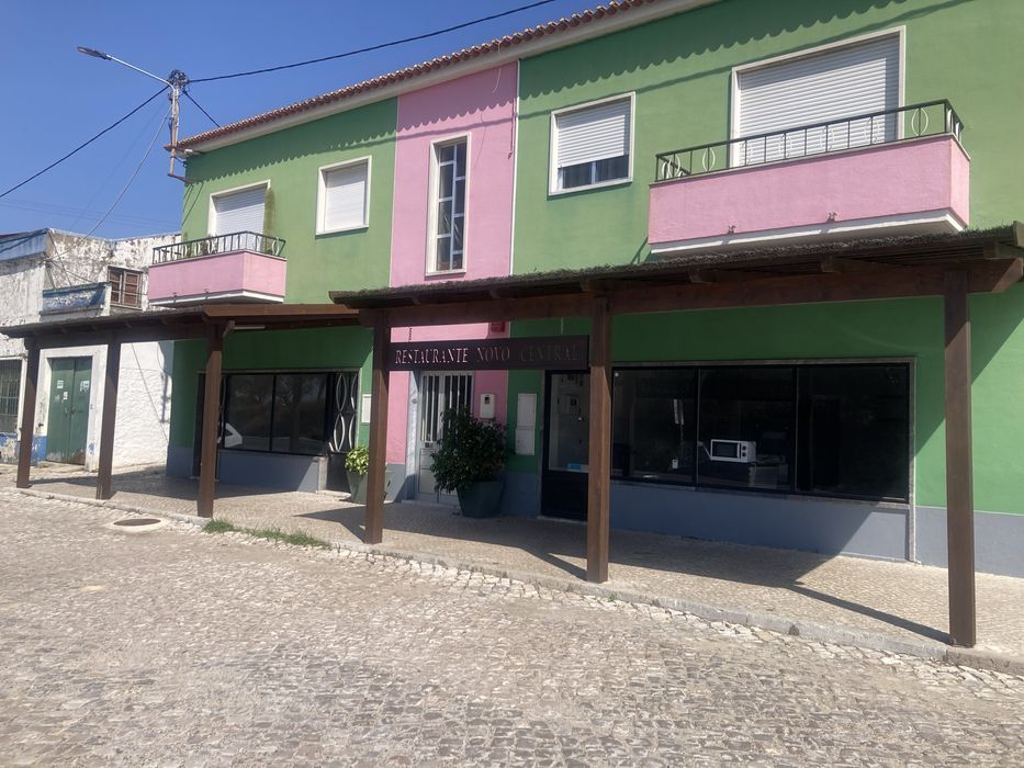 ALUGA-SE RESTAURANTE - COM 100 LUGARES SENTADOS OU OUTRA AT. COMERCIAL