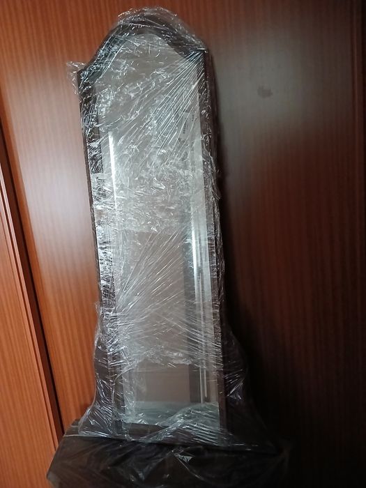 Aparador de madeira com espelho