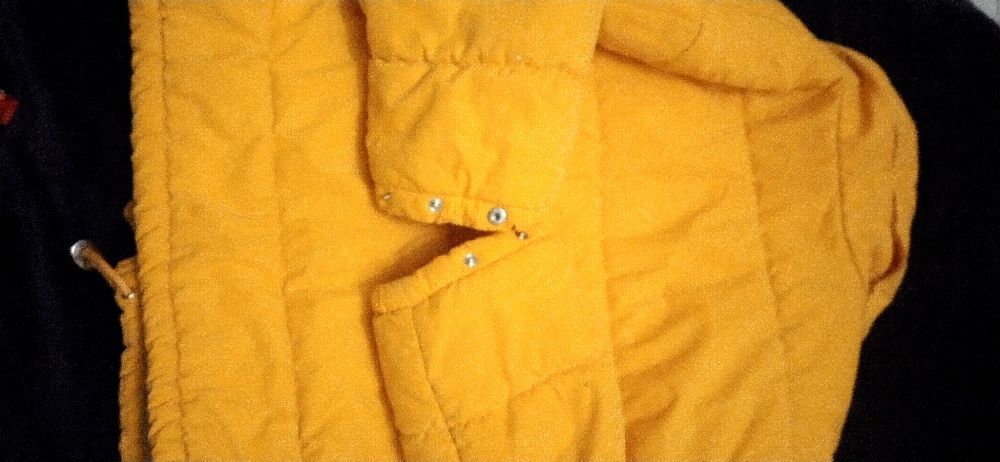 Жёлтая куртка москино moschino