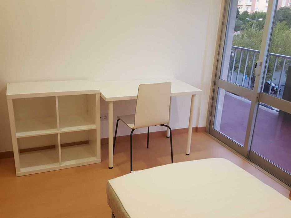 Quarto com Varanda a 100metros da Escola de Ballet Annarella