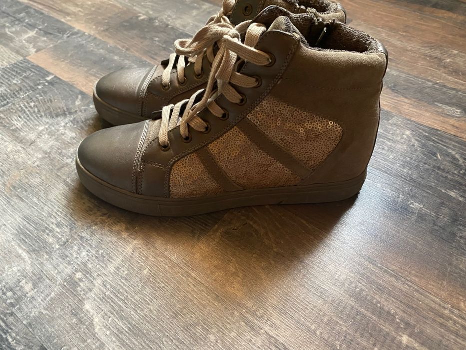 Жіноче  взуття .