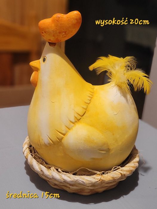 Kura ceramiczna na gnieździe