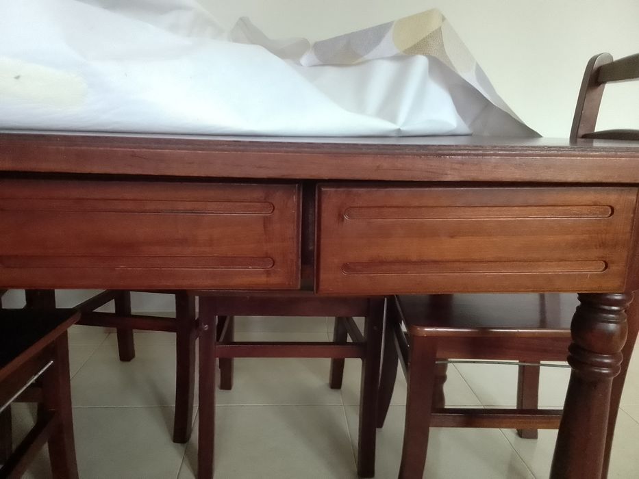 Mesa de cozinha ou casa de jantar com cerca de 2 m comprimento