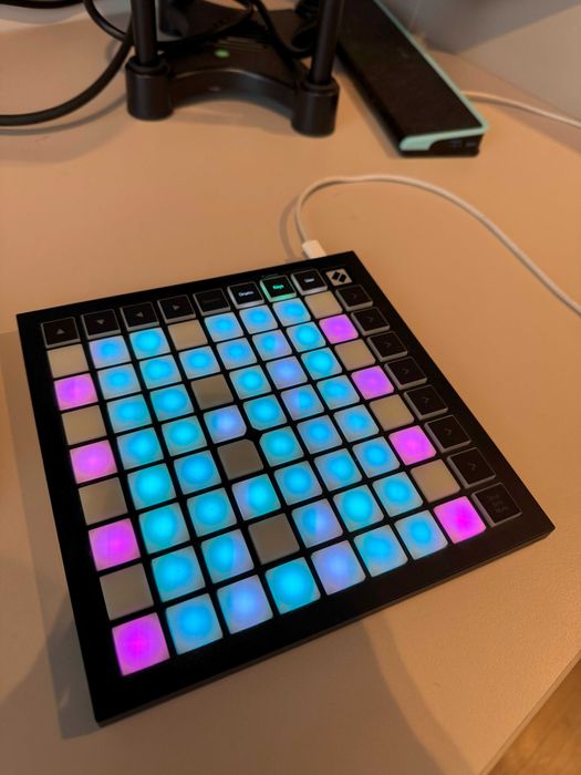 【中古】Novation LaunchPad Mini MK3 Amazon.com: Audiosavings Bundle: (1) Novation Launchpad Mini