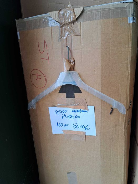 Cabides de madeira, metal e plástico