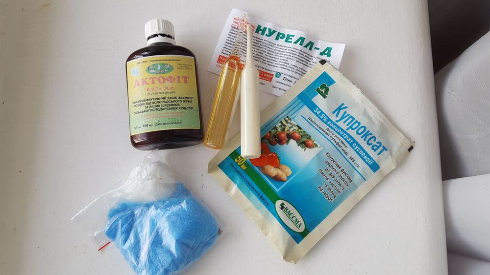 Набор препаратов для борьбы с вредителями, удобрения