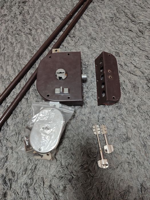 Fechaduras direitas várias