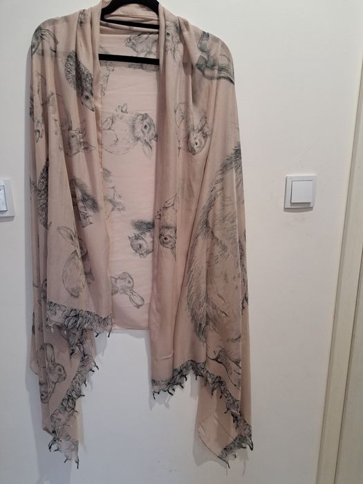 Beżowy szal we wzory - jeżyki i króliki.