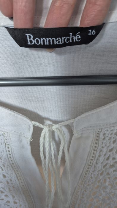Bluzka Bonmarche z ozdobnym dekoltem i frędzlami