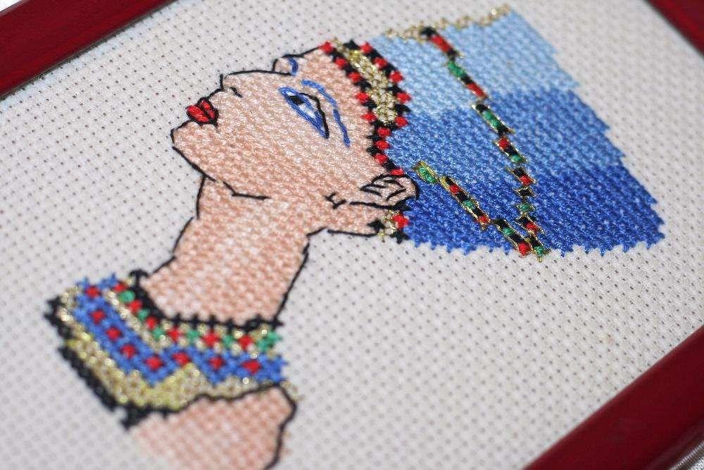 Вышивка крестиком Нефертити оформленная в рамку под стеклом