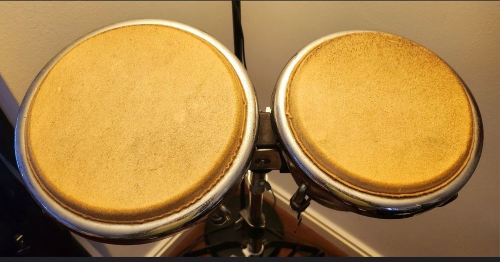 Bombo com suporte e mala €100