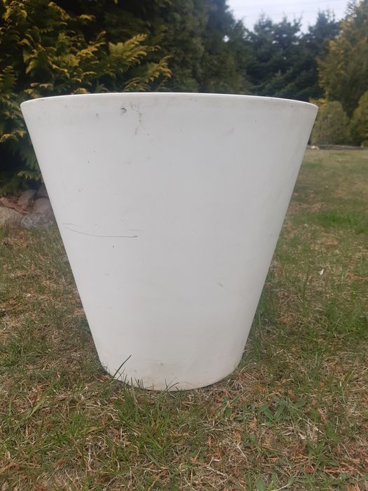 Gładka duża plastikowa doniczka. Fi 40 cm