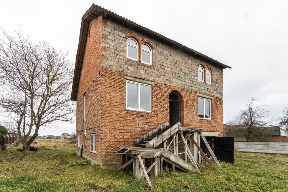 Продається цегляний будинок загальною площею 205 м² у селі Черніїв.