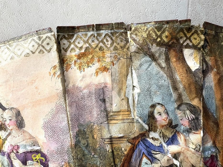 Lindo antigo leque francês pintado à mão com cenas românticas rococó
