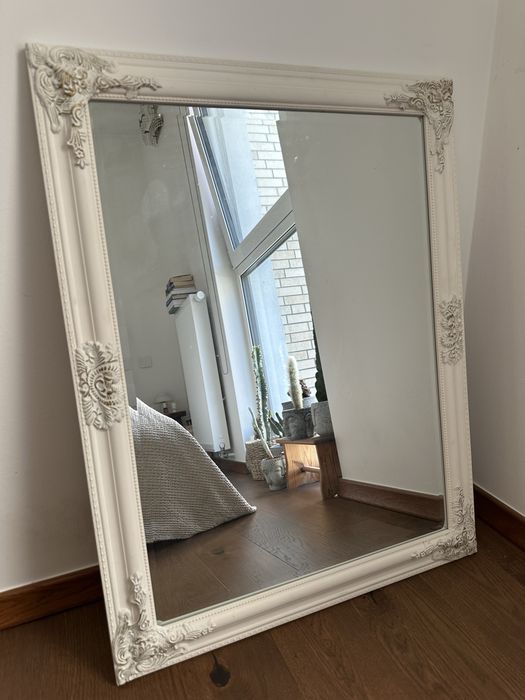 Lustro Jysk Nordborg 70x90 biale ze zlotymi zdobieniami