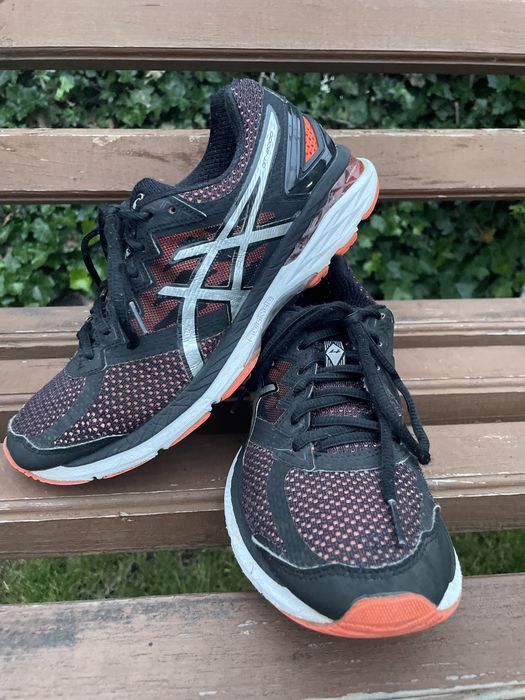 Asics Кросівки жіночі без пошкоджень. Водонепроникні кросівки.