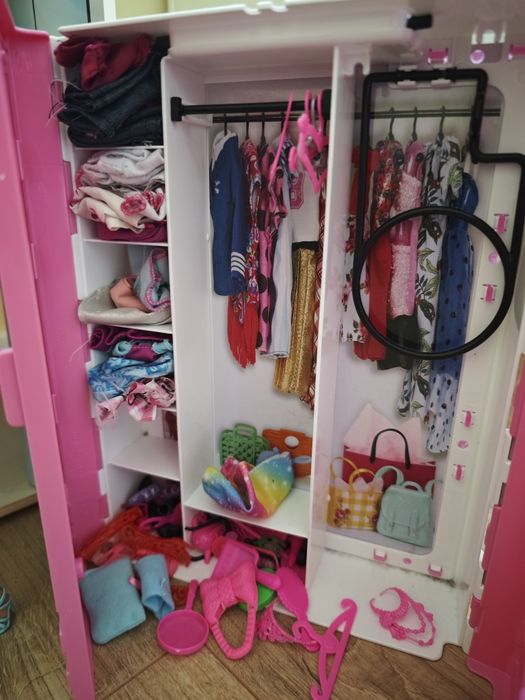 Domek dla lalek Barbie + 12 lalek i szafa z ubraniami