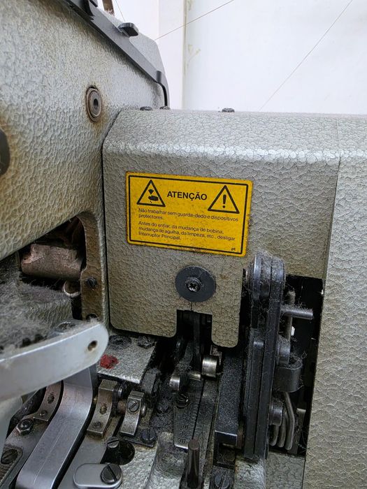 Máquina casear de olhal