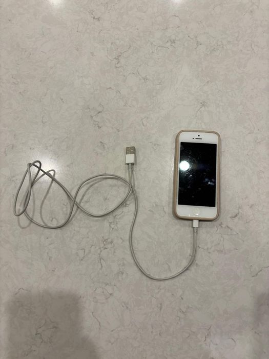 Apple iPhone 5 – 16 GB – Excelente estado + Capa + Cabo