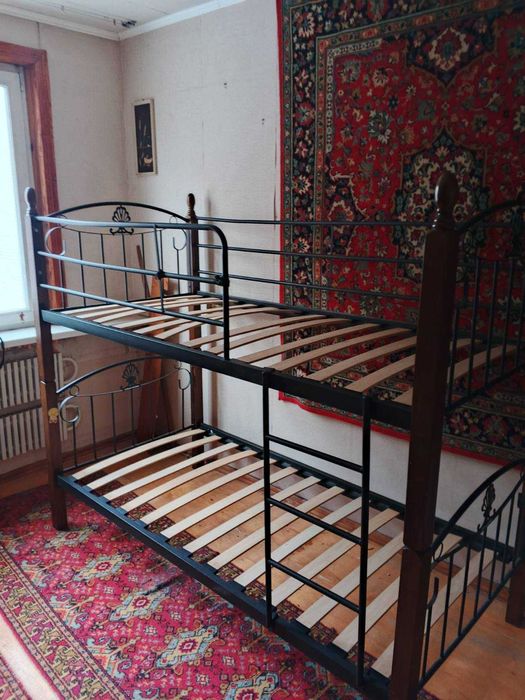 Дитяче двоярусне ліжко