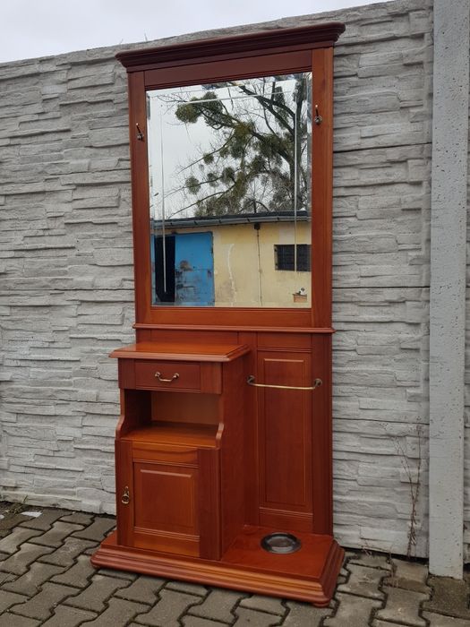 Elegancka garderoba z lustrem.