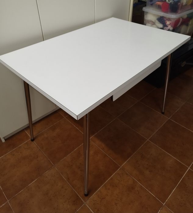 White table with chrome metal frame (vintage, 1970s)64751788761985121
