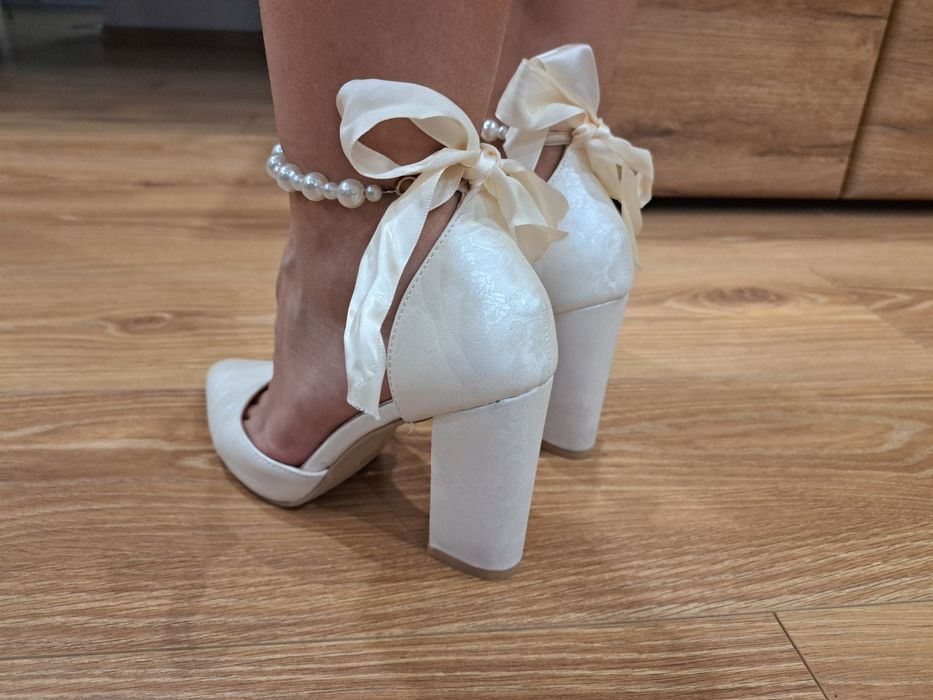 Kremowe buty z perełkami