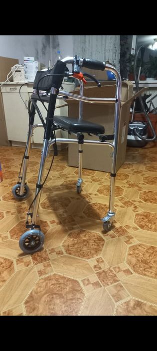 Ходунки на колесах . Нові.