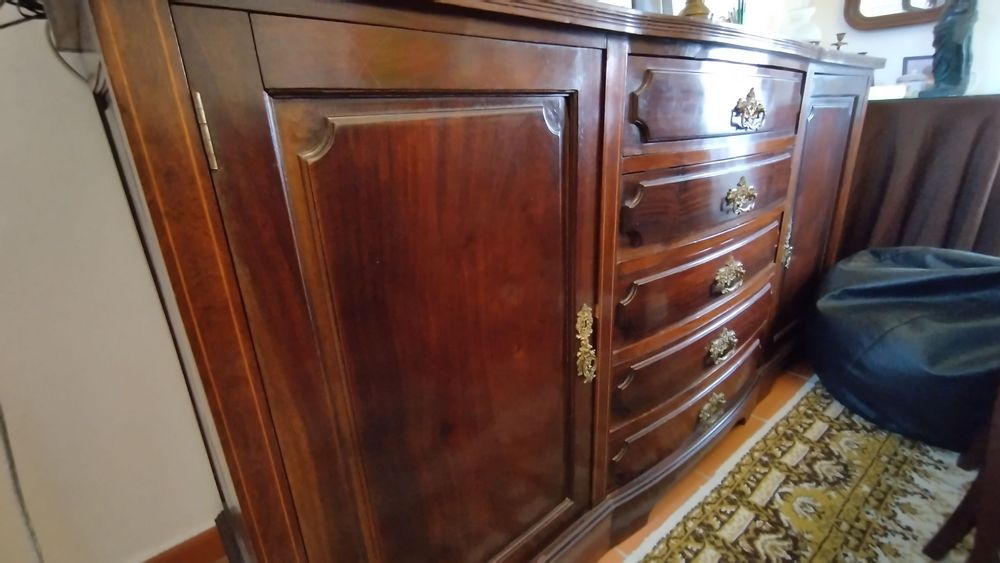 Móvel aparador antigo de madeira em bom estado