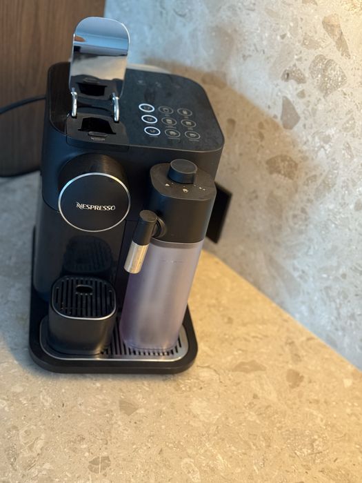 Капсульна кавоварка Delonghi Nespresso Gran Lattissima