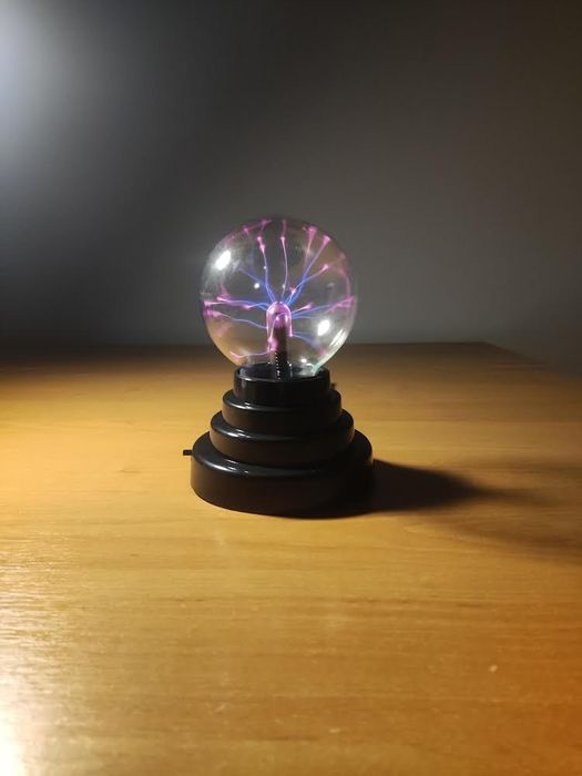 Плазмова куля з блискавками/Плазменный шар с молниями/куля Тесла