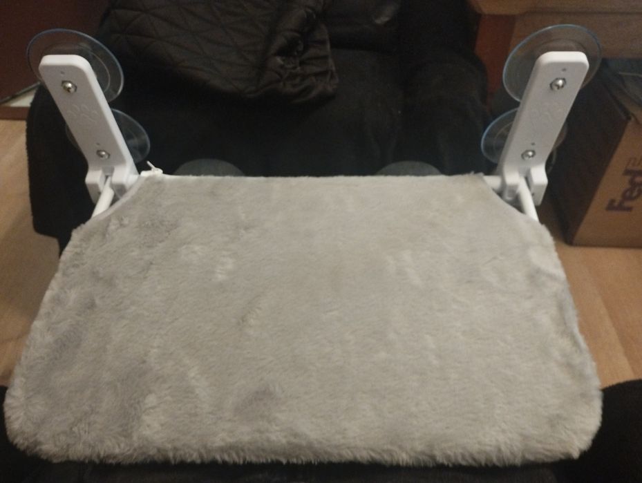 Hamak puszysty dla kota na przyssawkach